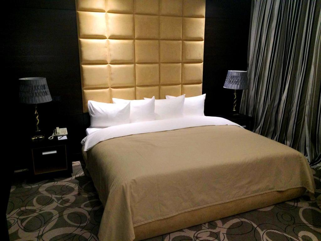 Royal Plaza Hotel And Casino Капшагай Номер фото