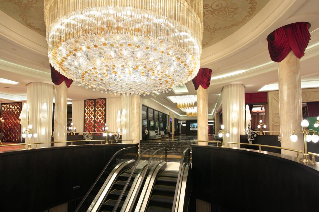 Royal Plaza Hotel And Casino Капшагай Экстерьер фото