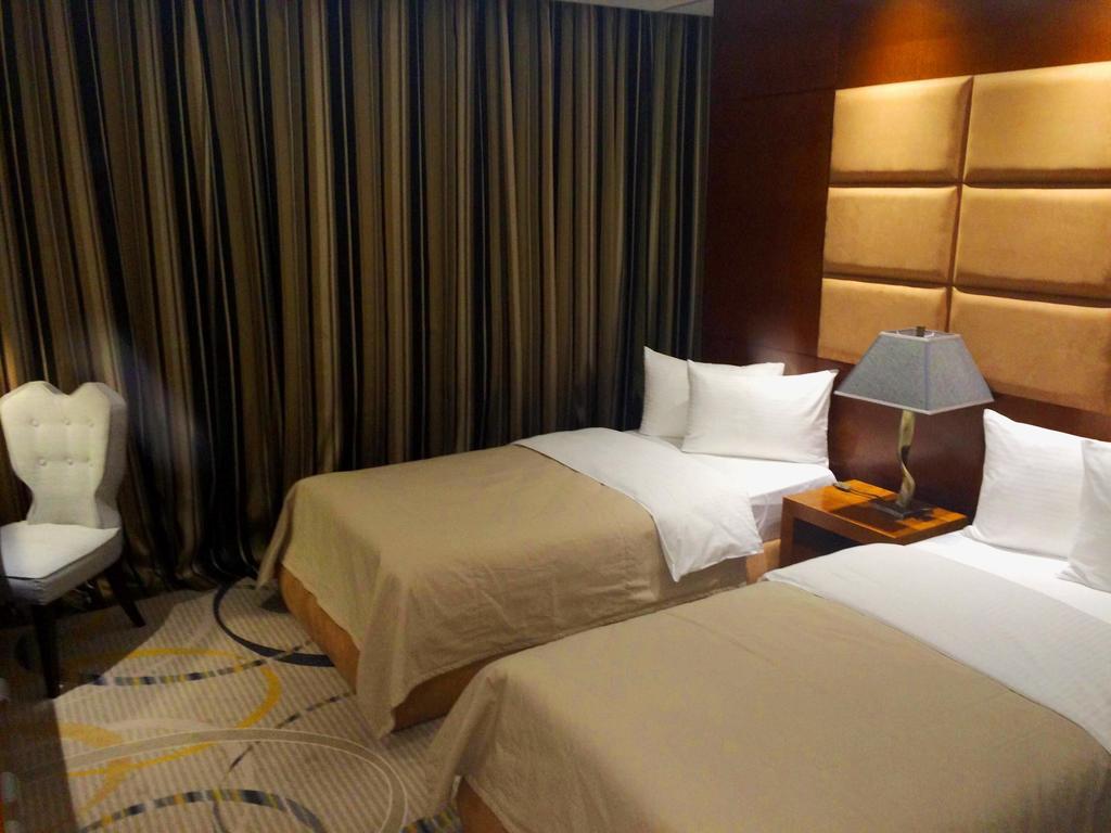Royal Plaza Hotel And Casino Капшагай Номер фото